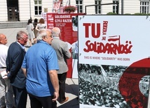 Wystawa znajduje się przed Urzędem Miejskim w Radomiu.