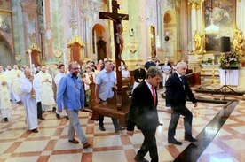 Krzyż, który towarzyszył ewangelizatorom został uroczyście wniesiony w procesji.