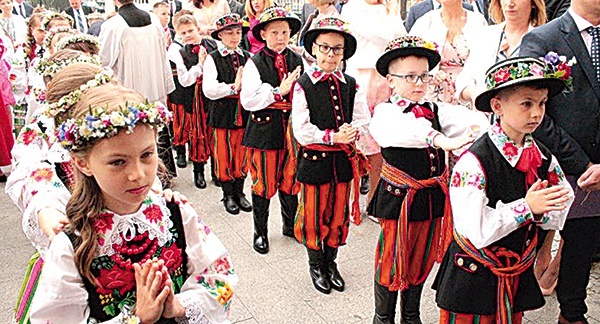 ▲ W Łowiczu – niezależnie, czy w grupie, czy indywidualnie – maluchy często przystępują do sakramentu w ludowych strojach.