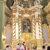 Urodzinowa Eucharystia przy odnowionym ołtarzu.