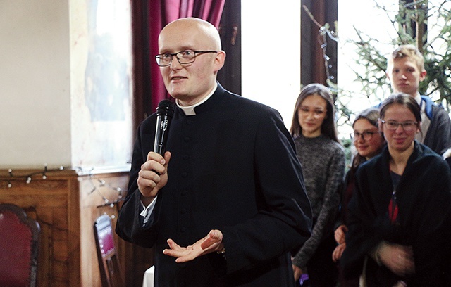 Ks. Piotr Rozpędowski zaprasza na spotkanie nie tylko młodzież katolicką, ale wszystkich, którzy chcą spędzić czas w pomysłowy sposób.
