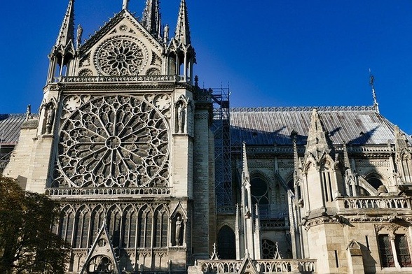 Macron chce jednak odbudowy katedry Notre-Dame w starym stylu
