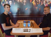 Zwycięzca turnieju ks. Mirosław Mejzner (z prawej) podczas partii szachów z al. Marcinem Dębowskim.