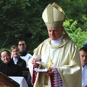 Metropolita lwowski pozostawił w sanktuarium Matki Bożej wyjątkowe wotum – perłowy różaniec papieża Polaka.