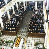 ▲	Wiele osób przybyło na pogrzeb Andrzeja Falkiewicza,  aby podziękować Bogu za jego życie i posługę.