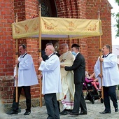 ▲	Uroczystości zakończyła procesja eucharystyczna wokół świątyni.