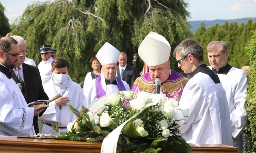 Modlitwa przy grobie zmarłego kapłana na cmentarzu w Lipowej