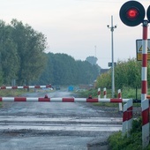 Piasek obok Pszczyny. Policjant w cywilu ratuje kobietę w samochodzie. Utknęła na przejeździe kolejowym