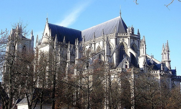 Prokurator: Wszczęto dochodzenie "w sprawie podpalenia" katedry w Nantes