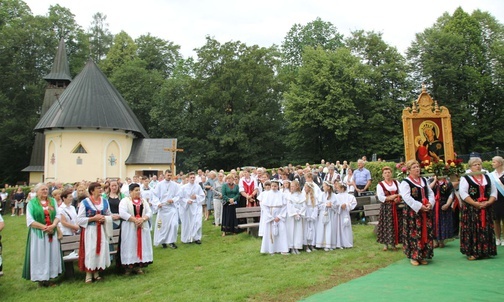 Parafianie z Kamesznicy, Ciśca i Milówki bardzo licznie przyszli na odpust na Grapce.