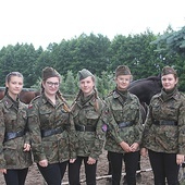 Dziewczęta w mundurach pułkowych już z okresu kampanii wrześniowej (gdy pułk został odtworzonych w ramach  struktur AK). – Mamy je od niedawna. Czujemy się  w nich poważniej – mówią.