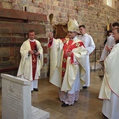 ▲	Biskup częstochowski poświęcił odrestaurowaną figurę Matki Bożej oraz klęcznik z relikwiami św. Jana Pawła II.