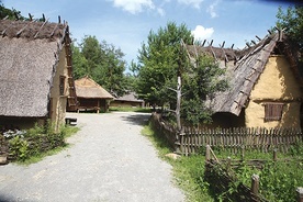 ▲	Odtworzona osada neolityczna w Kopcu koło Iwanisk.  