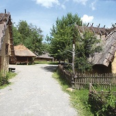 ▲	Odtworzona osada neolityczna w Kopcu koło Iwanisk.  