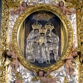 Łaskami słynący obraz św. Anny Samotrzeciej - z Najświętszą Maryją Panną i Panem Jezusem w sanktuarium w Smardzewicach.