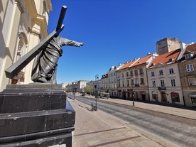 Od 75 lat znów pociesza Warszawę. Chrystus z Krakowskiego Przedmieścia