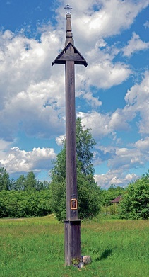 Drewniany krzyż ustawiony w miejscu objawienia się św. Anny.