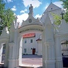 Brama główna przed kościołem klasztornym w Smardzewicach.