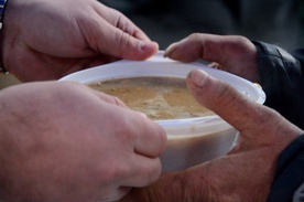 Fundacja Kapucyńska prowadzi m.in. jadłodajnię przy ul. Miodowej, w której każdego dnia wydaje się 200-300 posiłków dla osób bezdomnych i ubogich.