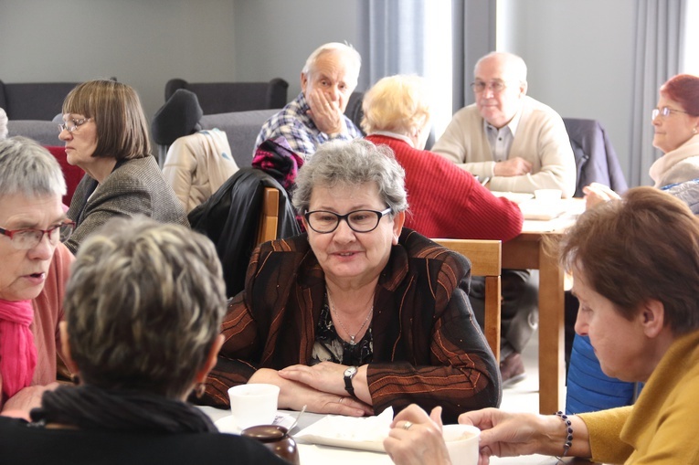 Kawiarenka, pasjans, spacery historyczne. Kołobrzescy seniorzy nie będą się nudzić