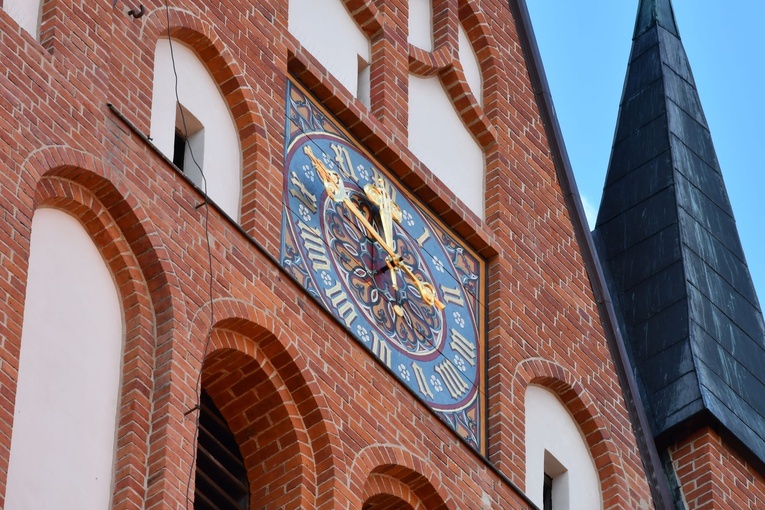 Renowacja tarcz zegara na kościele Mariackim w Szczecinku