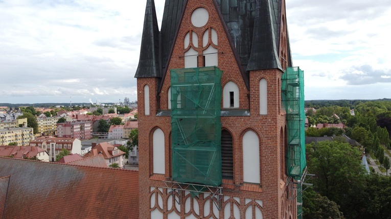 Renowacja tarcz zegara na kościele Mariackim w Szczecinku