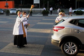 Poświęcenie pojazdów obok radomskiej katedry, tak jak i w innych parafiach łączy się ze zbiórką datków na zakup środków transportu dla misjonarzy.