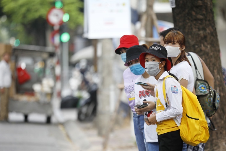 W ciągu ośmiu miesięcy pandemii zmarło prawie 646 tys. osób