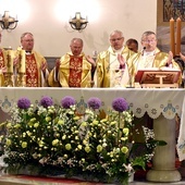 Jubilat przy jednym ołtarzu z bp. Markiem i zaprzyjaźnionymi kapłanami.