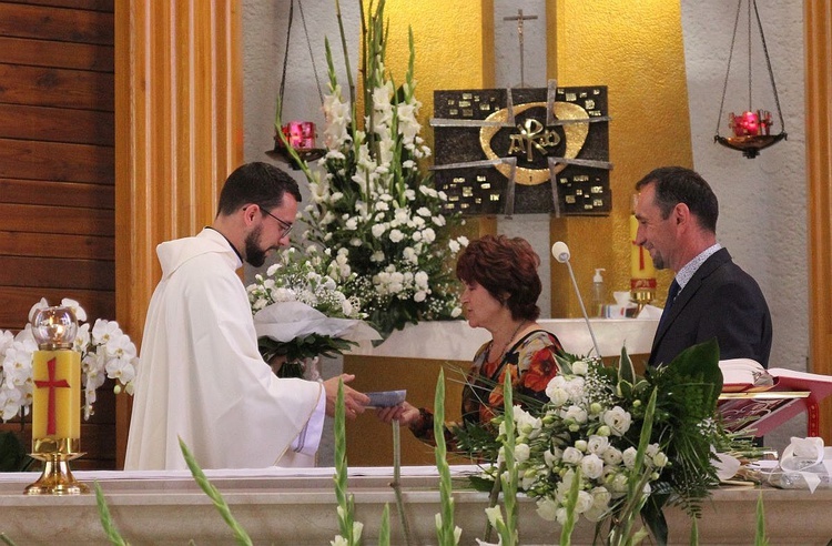 Parafianie z Pisarzowic wręczyli ks. Dawidowi Margaretke z obietnicą dożywotniej modlitwy.