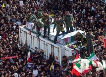 Pogrzeb Kasema Sulejmaniego w Teheranie zamienił się w patriotyczną manifestację.