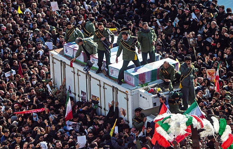 Pogrzeb Kasema Sulejmaniego w Teheranie zamienił się w patriotyczną manifestację.