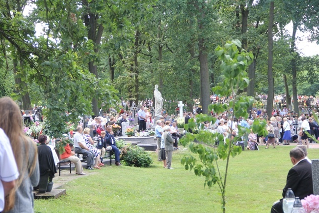 W uroczystościach odpustowych na stromieckim cmentarzu biorą udział tłumy wiernych.