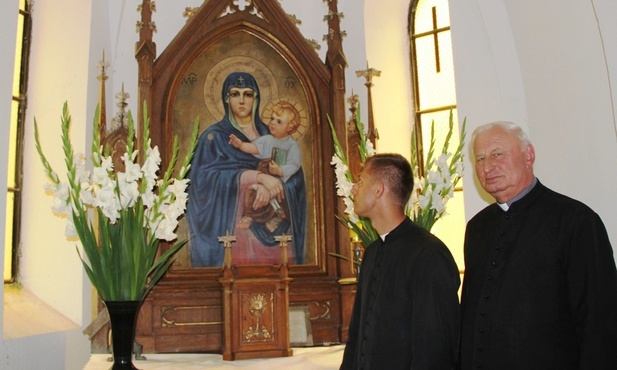 W kaplicy na cmentarzu w Stromcu znajduje się kopia cudownego obrazu Matki Bożej Śnieżnej. Od prawej ks. Bogdan Rosiewicz i ks. Grzegorz Opiela.