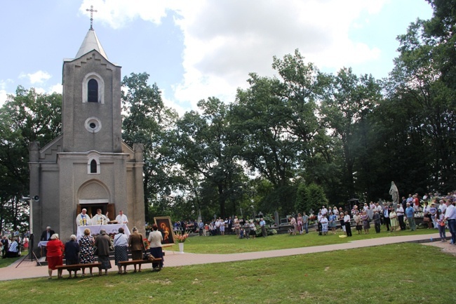 Eucharystia sprawowana jest na cmentarzu przed kaplicą.