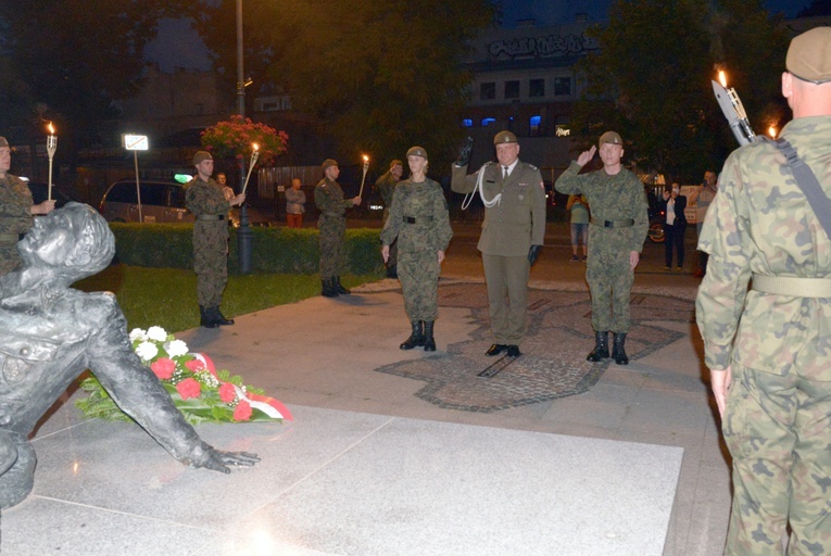 Patriotycznej ceremonii w Radomiu przewodniczył ppłk Łukasz Baranowski, dowódca radomskich Terytorialsów.