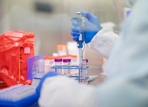 Wielka Brytania: Szybkie testy na obecność koronawirusa będą dawać wynik w 90 minut