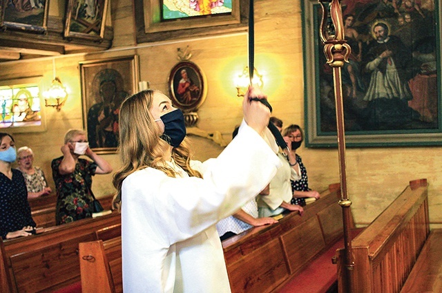 ▲	Ministrantka dzwoni na „Te Deum” w kościele w Kluczu.