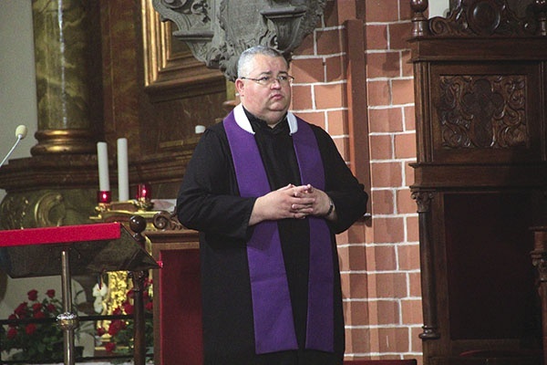 ▲	Ks. Majewski podczas nabożeństwa wyjścia w katedrze.