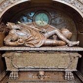 Nagrobek monarchy wykonał włoski rzeźbiarz Santi Gucci.