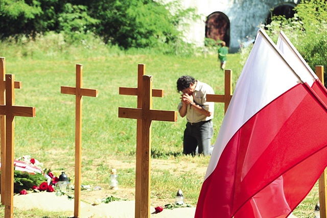 ▲	Choć od ostatniej egzekucji, w której Niemcy stracili 281 osób, minęło niemal 80 lat, dopiero od niedawna można modlić się przy grobach ekshumowanych ofiar zbrodni wojennej.