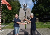 Wręczenie pucharu dla zwycięzcy MC-MC Mariusza Ćwieka miało miejsce przed pomnikiem 72 Pułku Piechoty w Radomiu. Puchar wręczył Marek Niedźwiecki (z prawej).