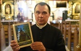 Ks. Krzysztof Sapalski prezentuje książkę wydaną z okazji 500-lecia kościoła w Krużlowej.
