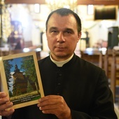 Ks. Krzysztof Sapalski prezentuje książkę wydaną z okazji 500-lecia kościoła w Krużlowej.