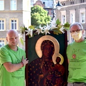 Powitanie obrazu w drzwiach kościoła pw. Świętych Aniołów Stróżów w Wałbrzychu.