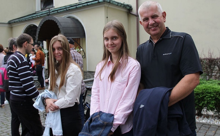 Jacek Jonkisz (na zdjęciu z córkami) po raz pierwszy od lat 6 sierpnia nie wyruszył na pielgrzymki szlak.