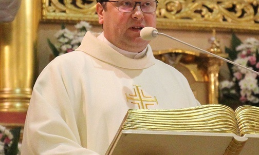Ks. Damian Koryciński główny przewodnik pielgrzymi jasnogórskiej wyruszajacej z Hałcnowa.