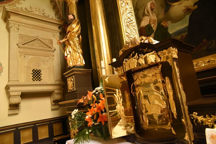 Obecne i renesansowe tabernakulum.