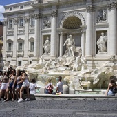 Włochy: Coraz więcej przypadków przywożenia koronawirusa z wakacji za granicą