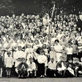 ▲	W rodzinnym albumie Gertruda Rusnarczyk ma zdjęcie z obchodów sprzed 60 lat (z przodu, czwarta dziewczynka  od lewej).